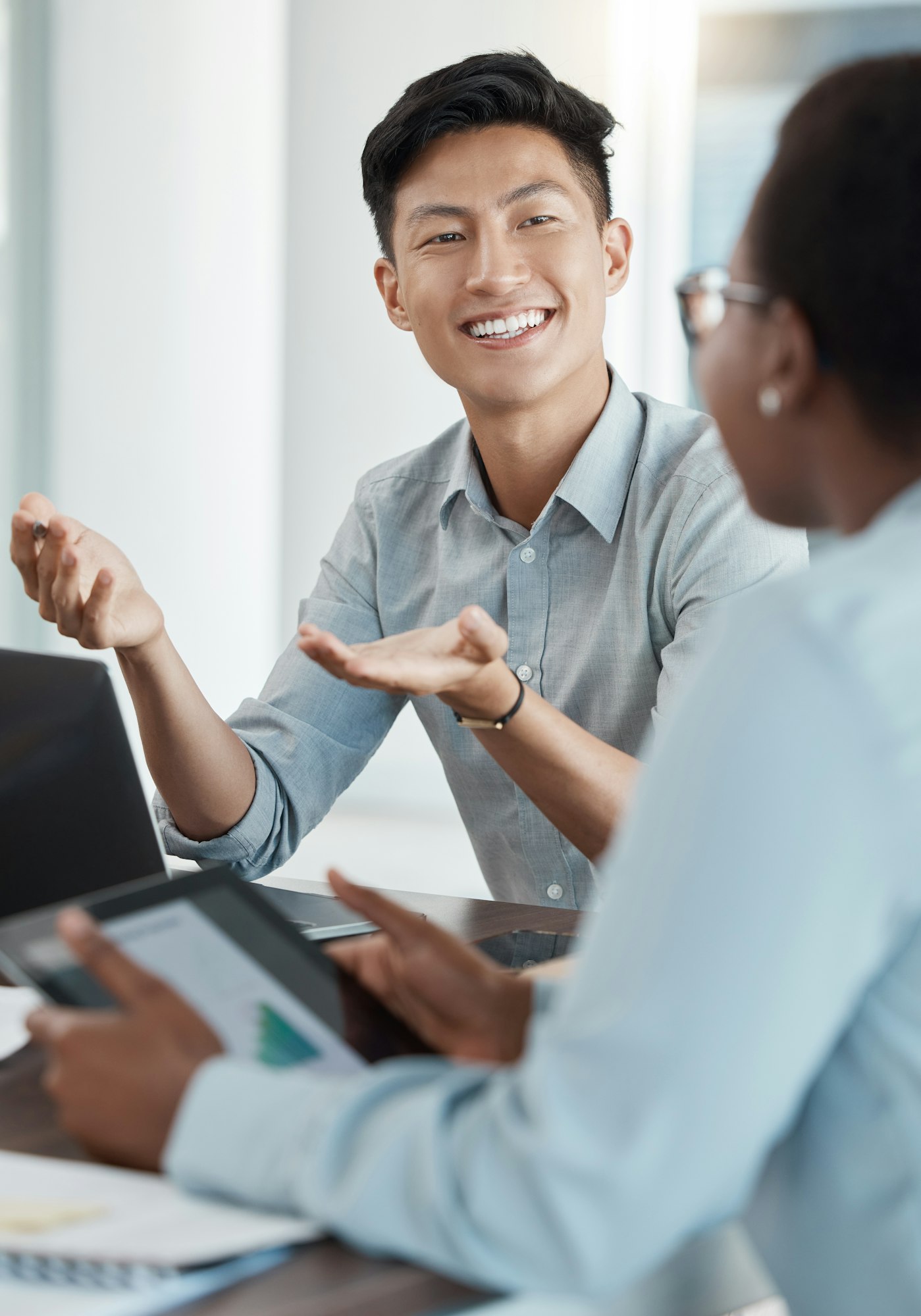 asian-businessman-hand-gesture-or-talking-in-teamwork-meeting-digital-marketing-collaboration-or